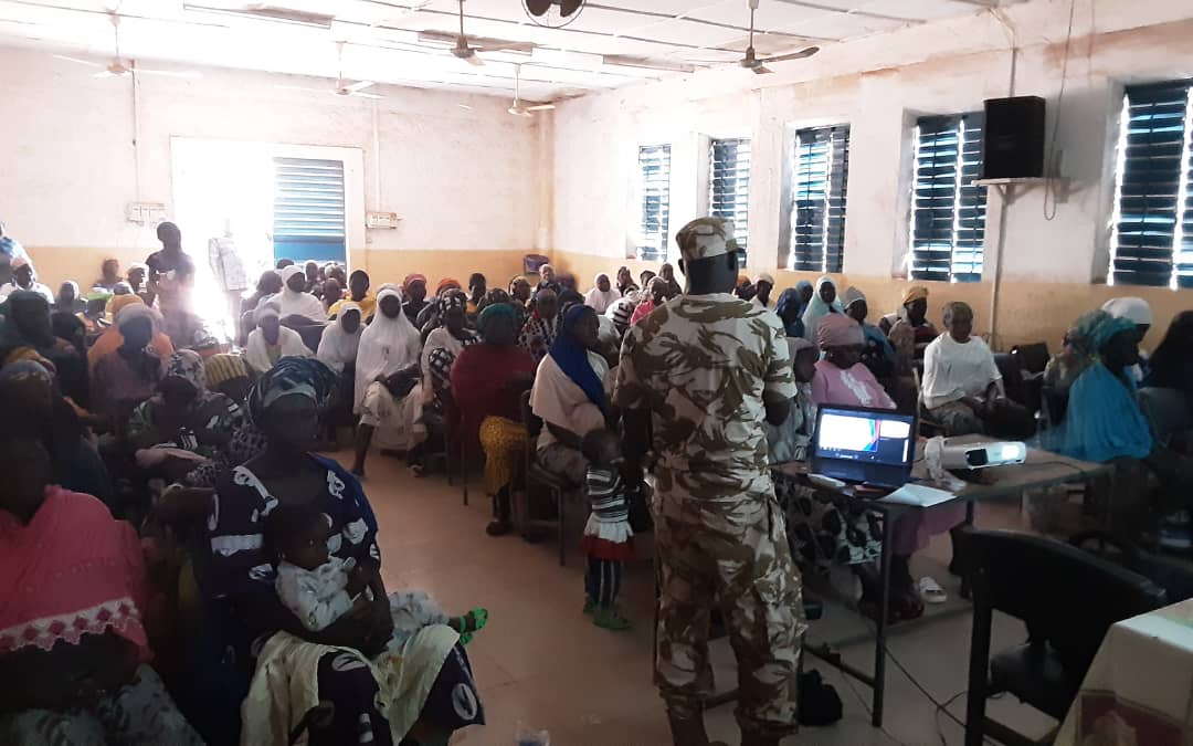 KOSSI~LA COLLABORATION ENTRE CIVILS ET FDS AU CŒUR D’UNE CONFÉRENCE PUBLIQUE INITIÉE PAR L’ABCE À NOUNA.